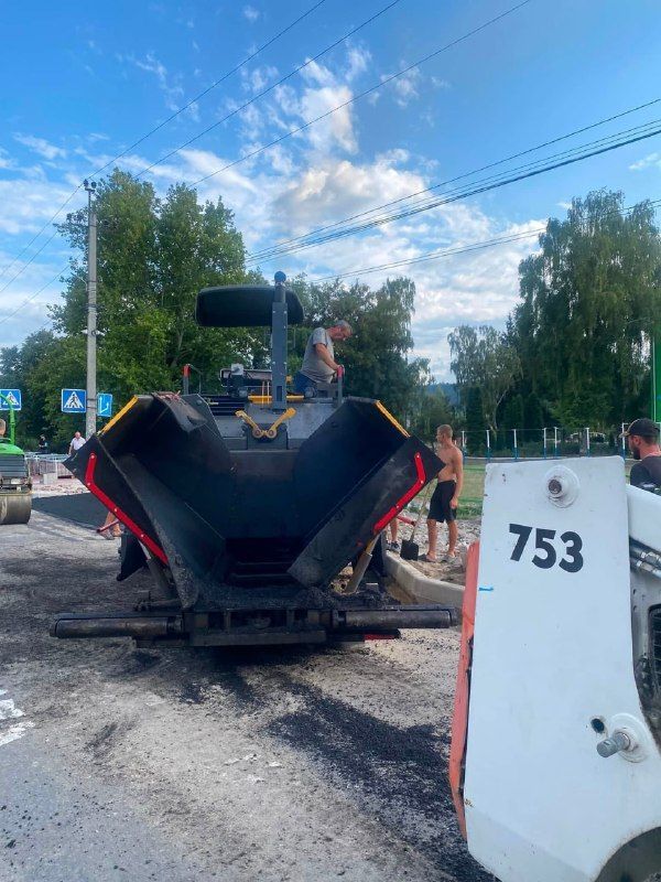 Асфальтоукладач на підʼїзді до школи