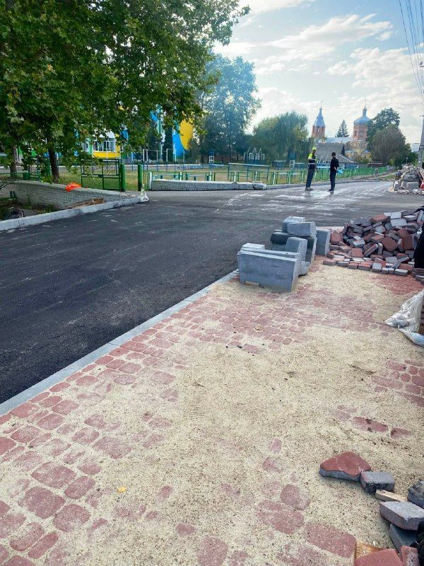 Новий асфальт і пішохідна зона з плиткою біля ліцею