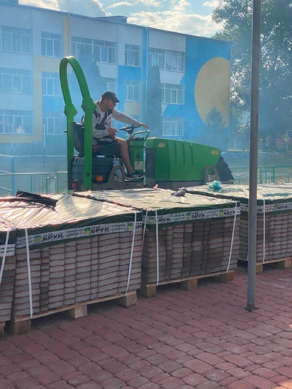 Укладання плитки біля будівлі ліцею