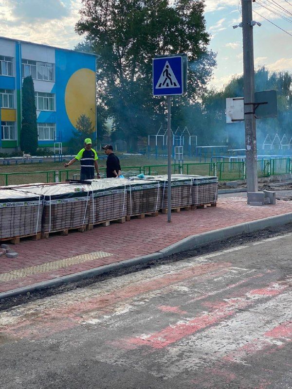 Пішохідна зона з плиткою біля ліцею