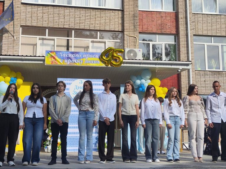 День знань у ліцеї: єднання крізь роки й 45 років школи (9)