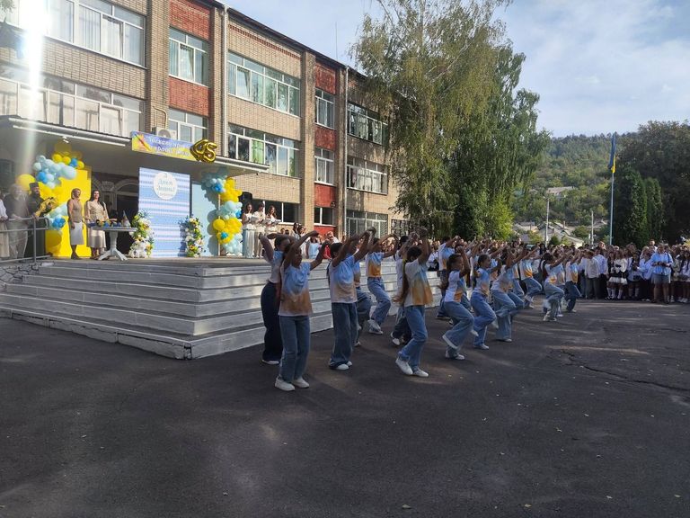 День знань у ліцеї: єднання крізь роки й 45 років школи (8)