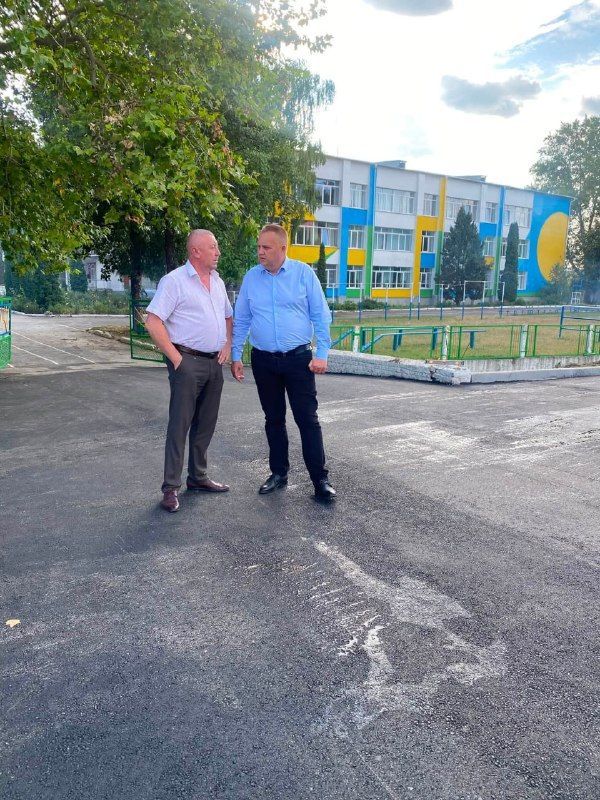 Свіжий асфальт біля будівлі ліцею